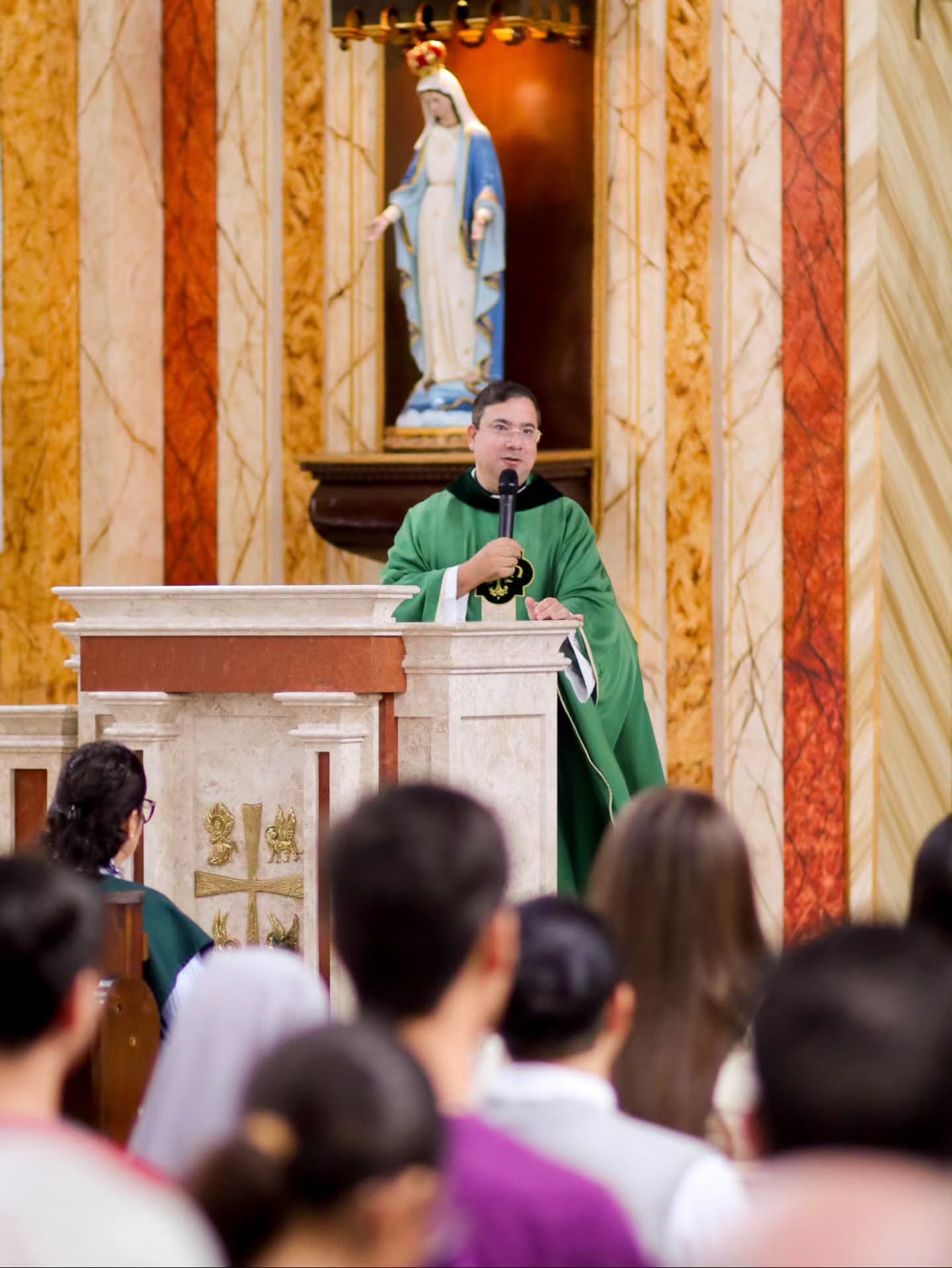 Padre Leandro celebrando a Santa Missa