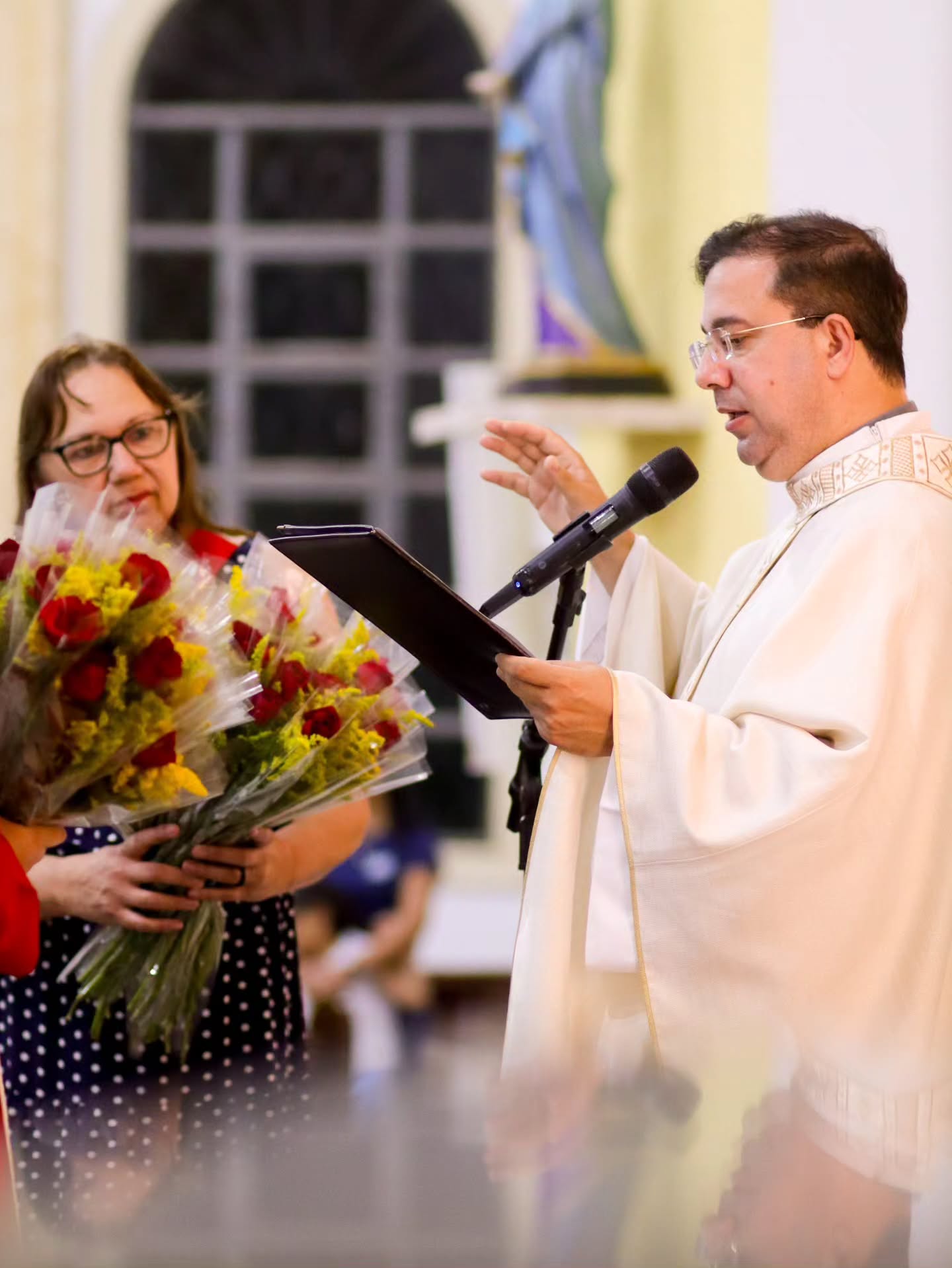 Bênção das rosas durante a celebração de Santa Teresinha